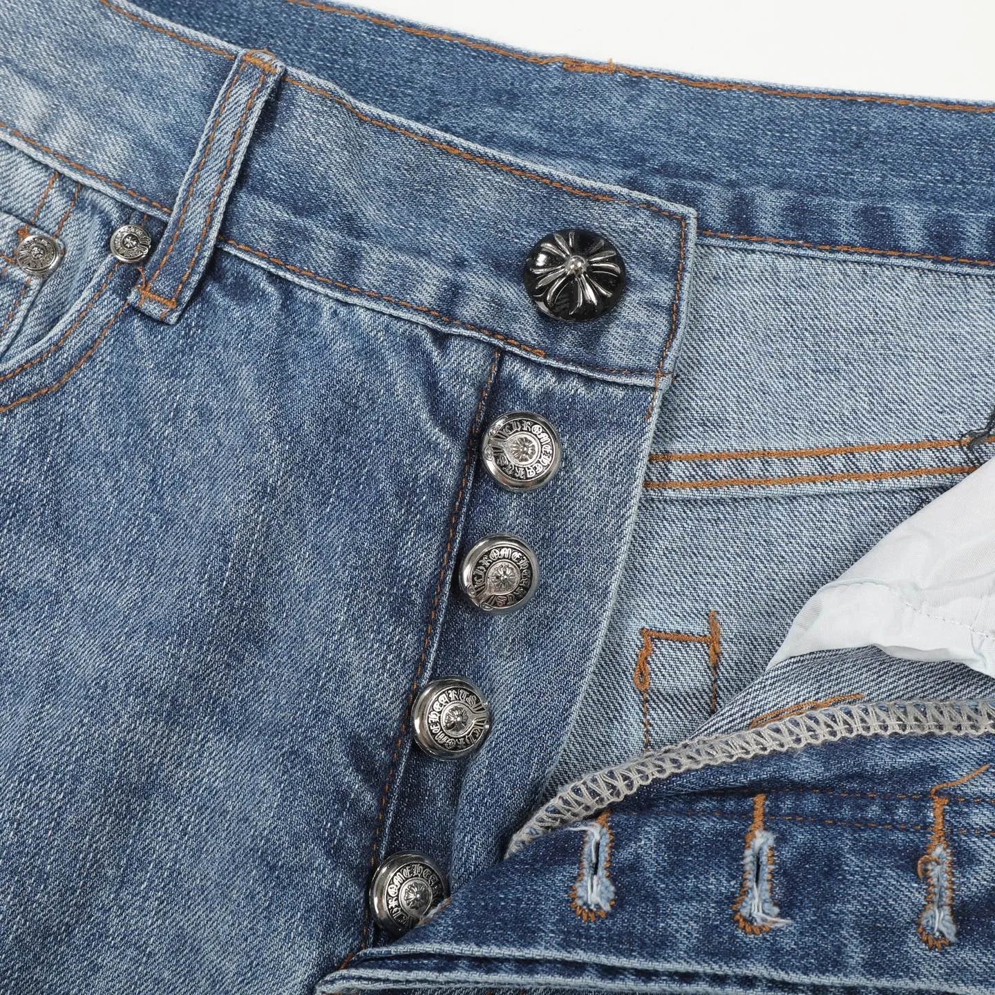 P260 Chromehearts washed blue starry sky crocodile patch leather jeans adopt starry sky theme leather elements, mostly presented in the shape of a cross, with glitter on the leather surface. Unique design, simple and elegant details, exquisite workmanship, the entire trousers are neatly routed, and the details are in place! Ceiling-level jeans, a pair that is hard to find at the counter. About Zangyin, this is an extremely luxurious fashion brand that can also be called the aristocrat of the high street. It has always been an exclusive brand for some hipsters or the rich second generation. It is more luxurious and noble than ordinary high streets. It is more fashionable and individual than luxury brands. Top heavy industry fashion design has always been created in high street luxury style. Speaking of this style, Zangyin family and GU family are definitely the leading representative brands, especially the Zangyin family's creation of high street style. It has really achieved a state-of-the-art effect. The color system of this model is made of unique washed materials. It is already quite eye-catching. It is decorated with pink patchwork cross flowers, which cleverly highlights the charm of the brand. Secondly, this model adopts a classic high-waist cutting design, which highlights the long legs and fashionable temperament of the upper body. The brand is highly recognizable and the slim-fitting configuration is more suitable for daily wear. Personality, fashion, and specification interpretation are all at a glance. Needless to say, materials and craftsmanship. As an excellent craftsman brand, Zangyin’s requirements for details and craftsmanship are really perfect. The washed color of this model has gone through a lot of processes, not to mention the embellishment of the denim appliqués. It is also purely hand-made and sewn. Just like what they believe in, only hand-made things have soul and have the meaning of wearing. A top-notch heavy-duty fashionable denim item. Recommended by both hands. Size: 28/30/32/34/36 Waist: 73/78/83/88/93 Knee: 52/53.5/55/56.5/58 Pants length: 100/102/104/106/108